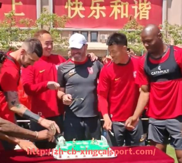 杏彩体育-英超球员与足球宝贝的互动是否影响职业表现？